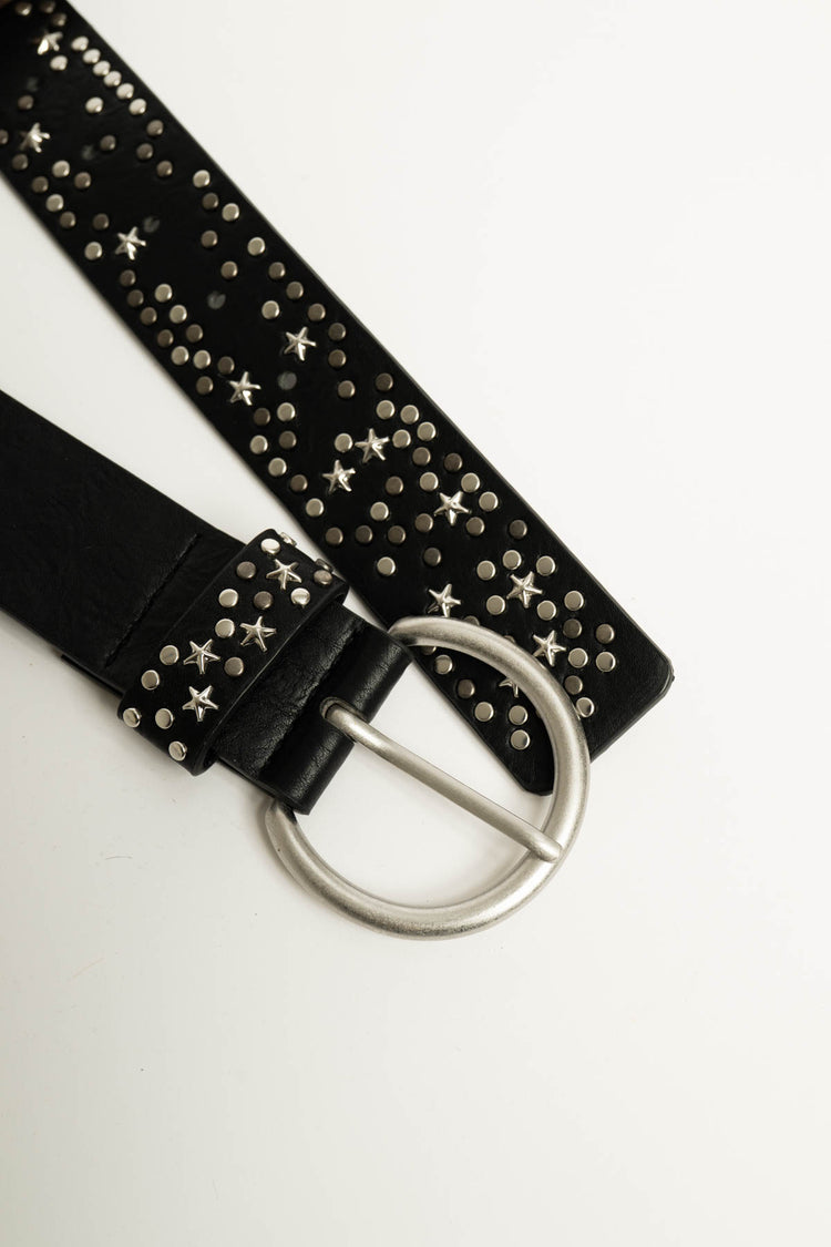 Cintura in similpelle nera con borchie e stelle