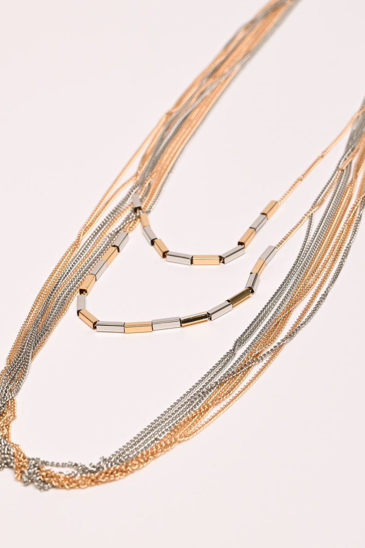 Collana lunga con catenelle e perline