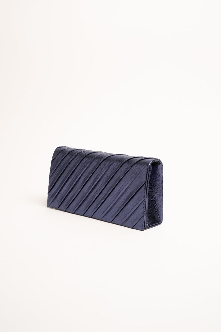 Pochette blu a pieghe diagonali