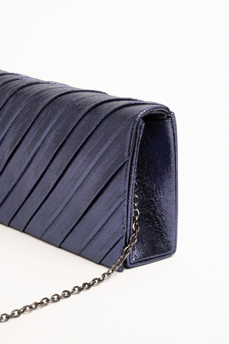 Pochette blu a pieghe diagonali