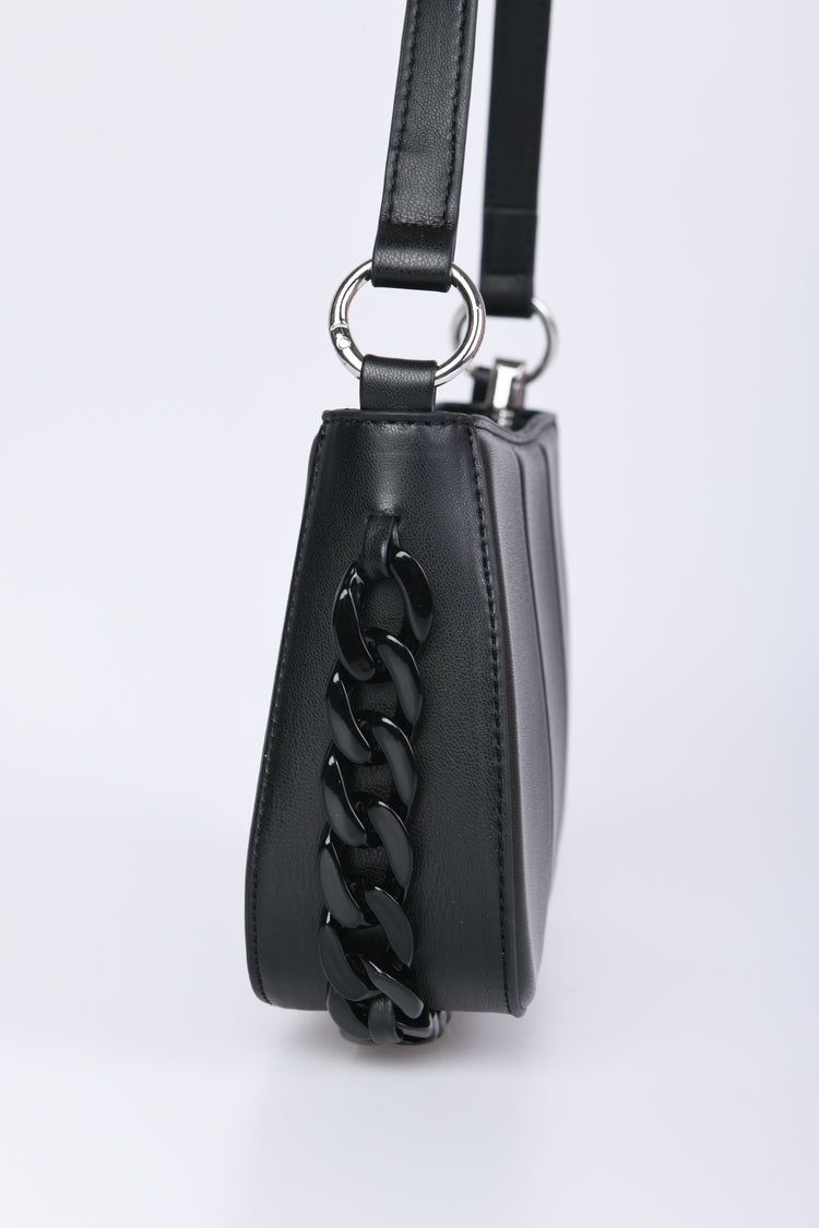 Borsa piccola con catena lungo il bordo