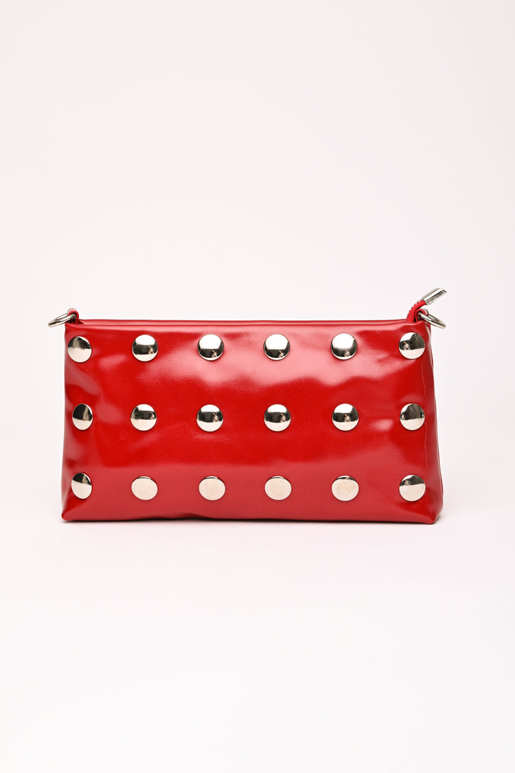 Pochette in vernice con borchie