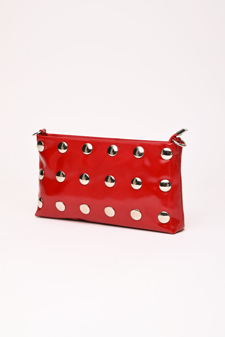 Pochette in vernice con borchie