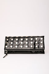 Pochette ripiegabile in similpelle nera con decorazione borchie