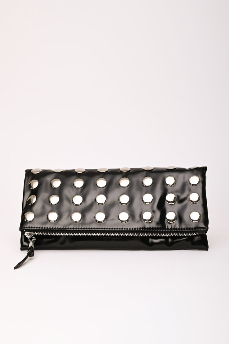 Pochette ripiegabile in similpelle nera con decorazione borchie