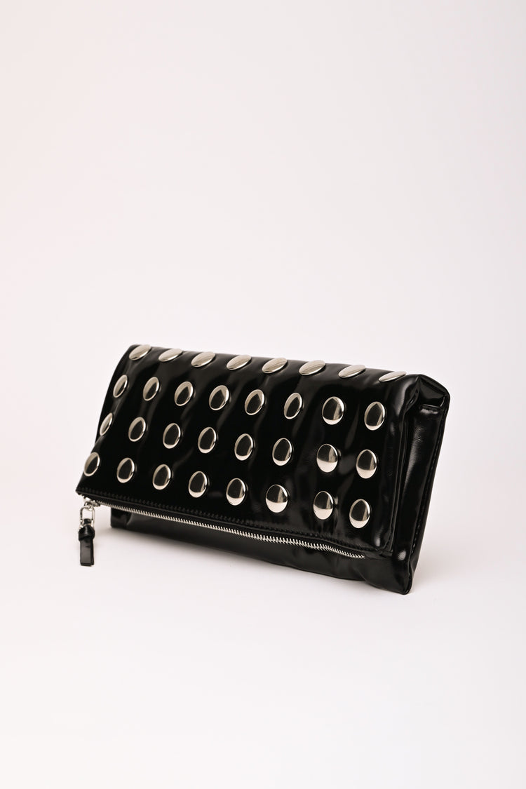 Pochette ripiegabile in similpelle nera con decorazione borchie