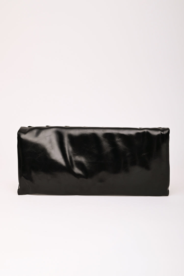Pochette ripiegabile in similpelle nera con decorazione borchie