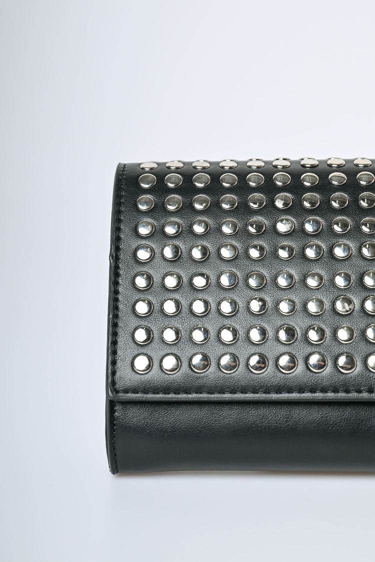 Pochette in similpelle nera con decorazione borchie