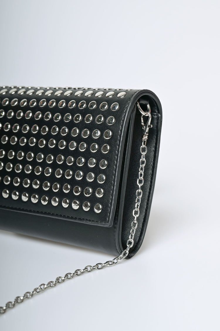 Pochette in similpelle nera con decorazione borchie
