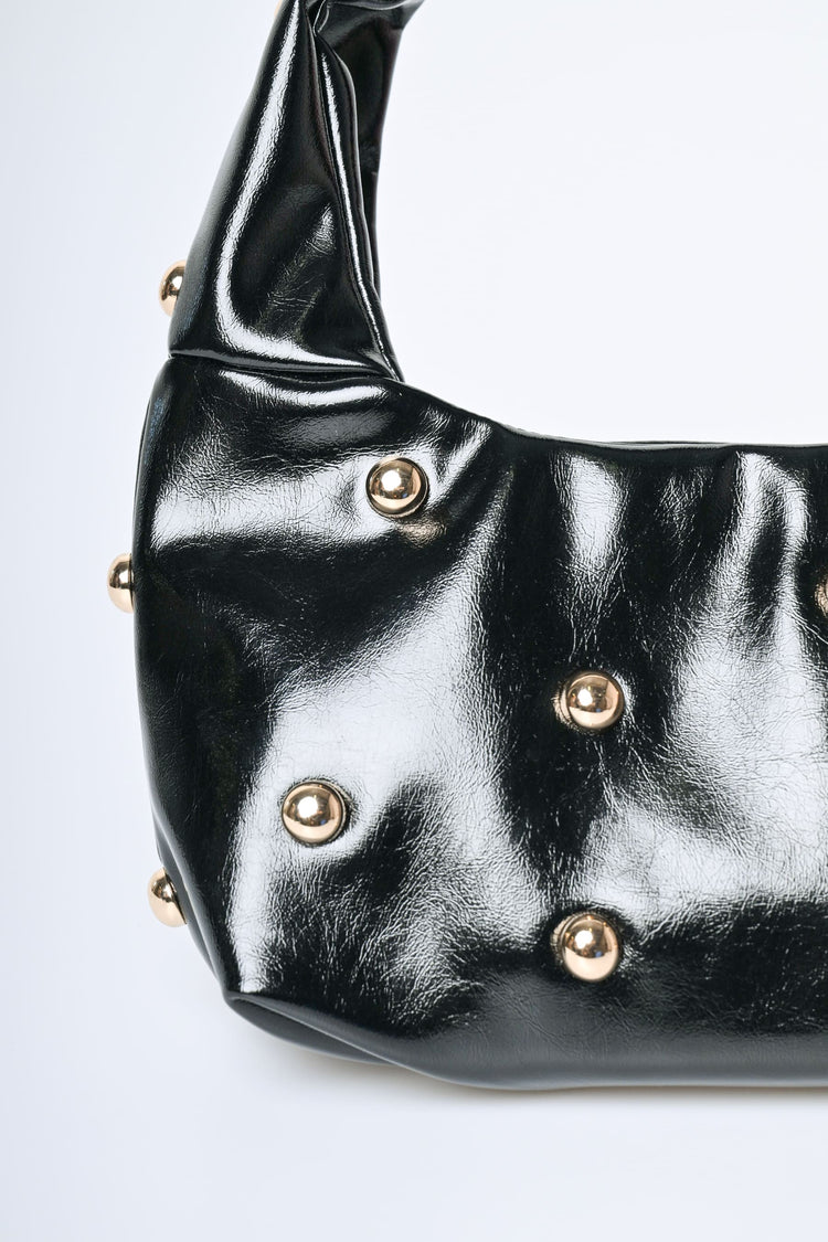 Borsa piccola a mezzaluna con borchie