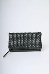 Pochette in similpelle intrecciata con zip
