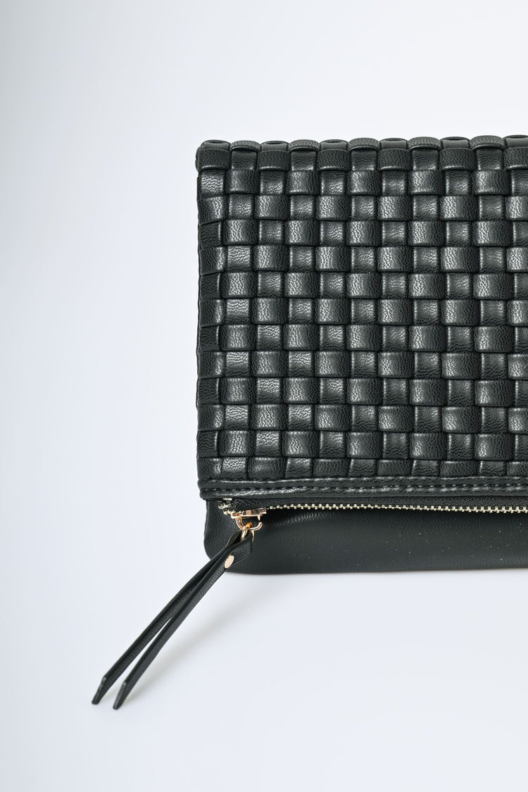 Pochette in similpelle intrecciata con zip