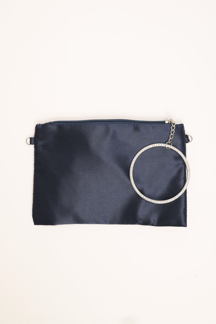 Pochette in raso blu con manico a cerchio