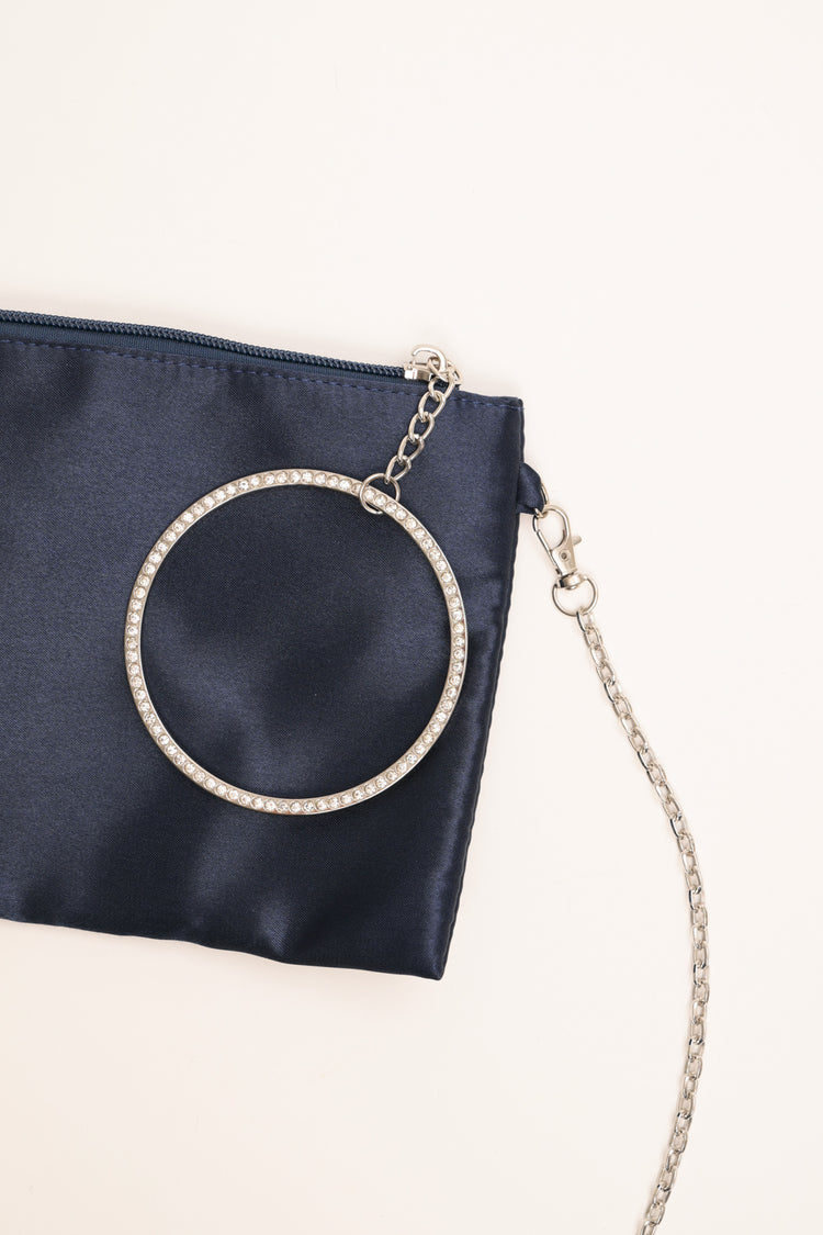 Pochette in raso blu con manico a cerchio