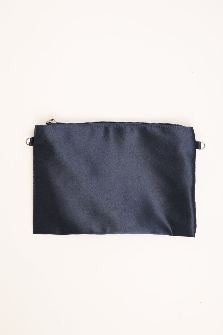 Pochette in raso blu con manico a cerchio