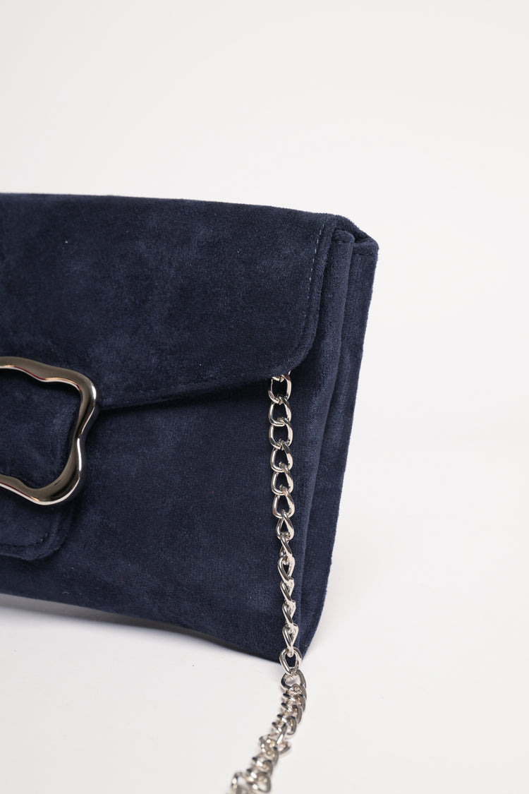 Pochette piatta blu con fibbia irregolare
