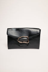 Pochette piatta nera con fibbia irregolare