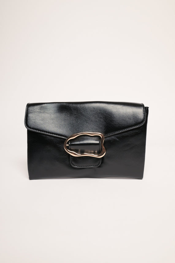 Pochette lucida con fibbia mossa