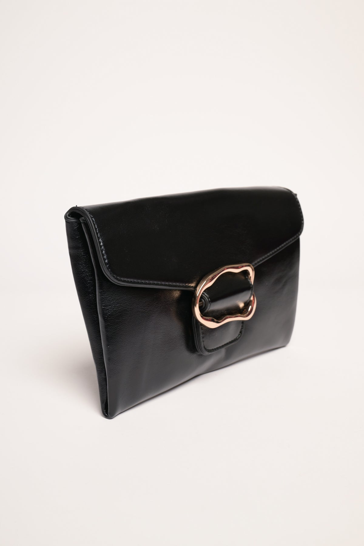 Pochette lucida con fibbia mossa