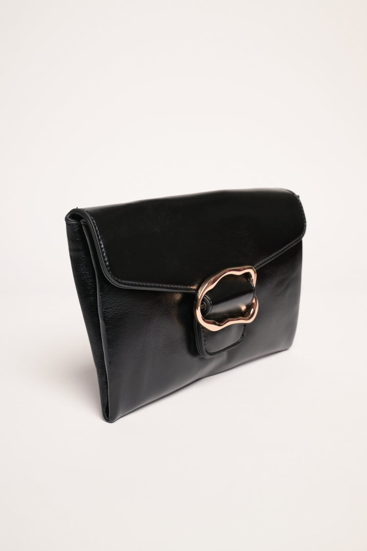 Pochette piatta nera con fibbia irregolare