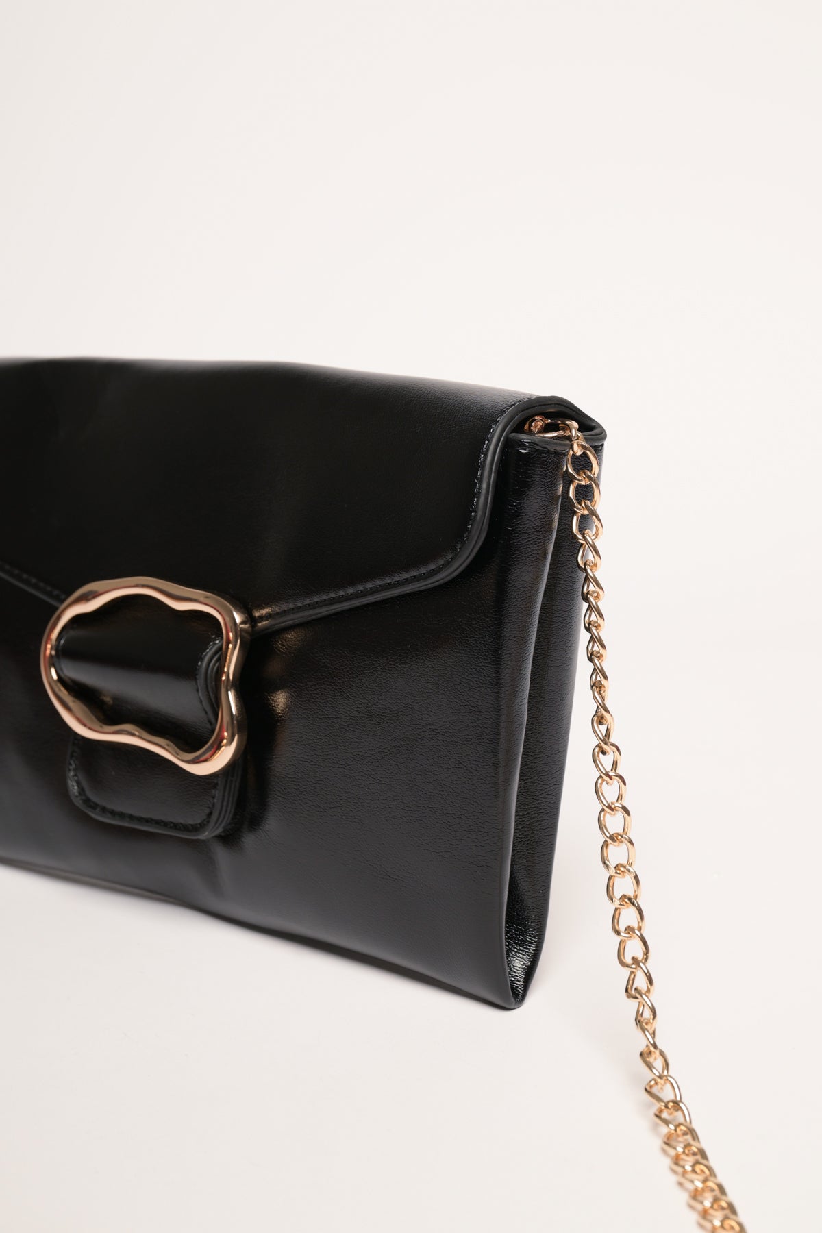 Pochette lucida con fibbia mossa