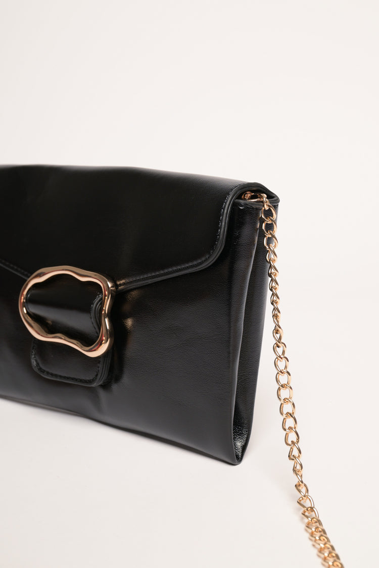 Pochette piatta nera con fibbia irregolare
