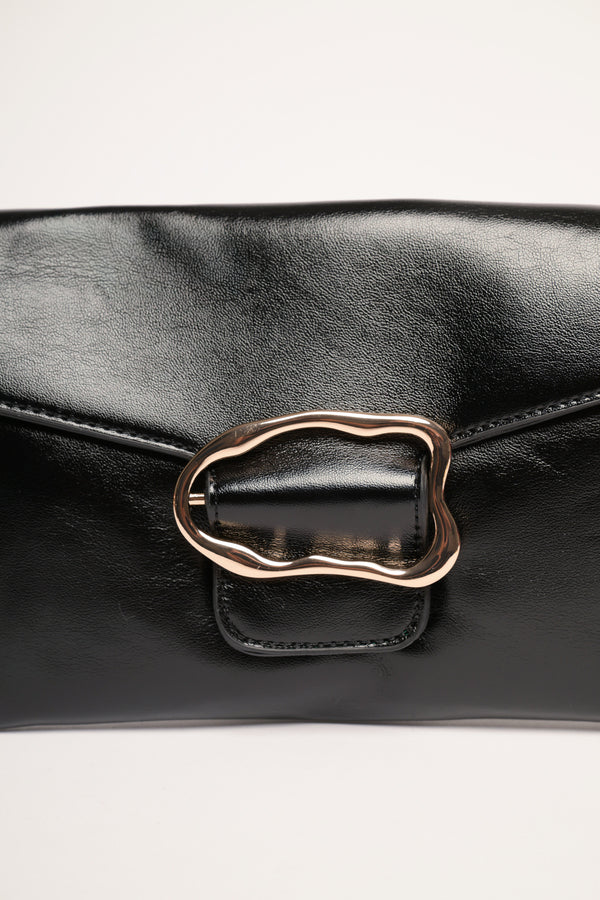 Pochette lucida con fibbia mossa