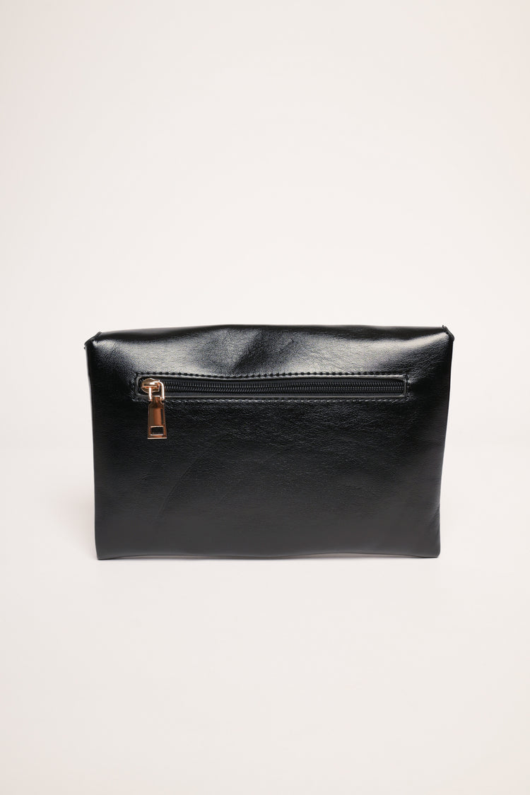 Pochette piatta nera con fibbia irregolare