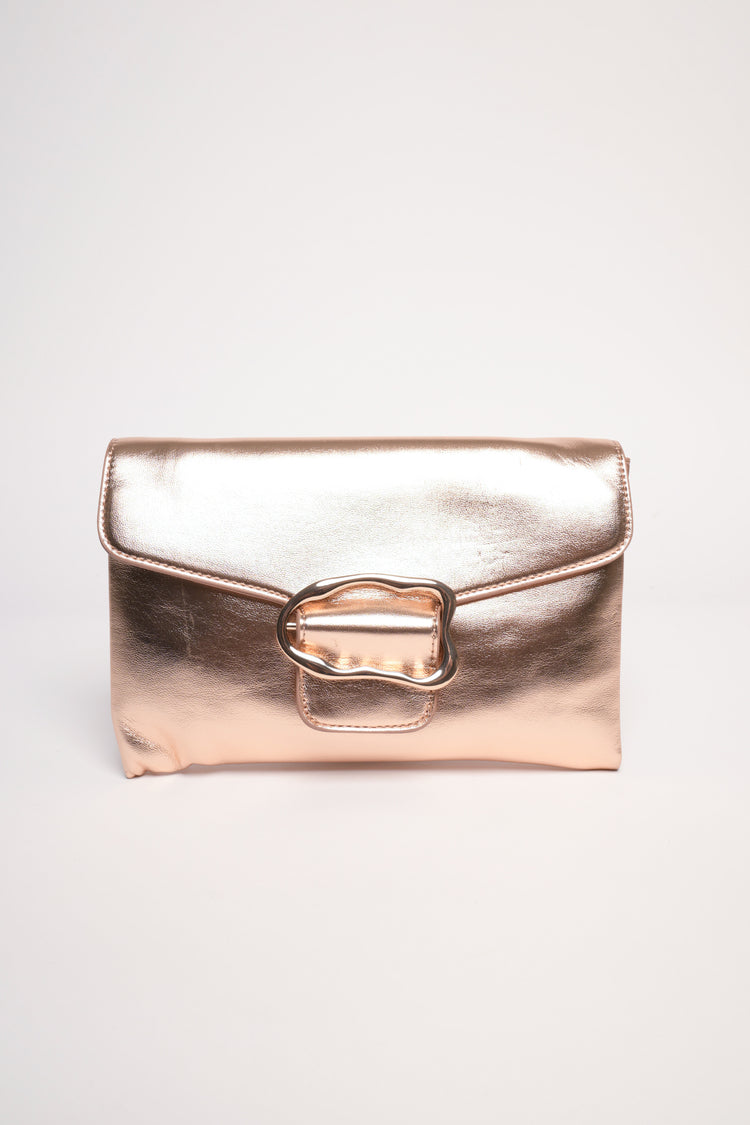Pochette piatta oro con fibbia irregolare