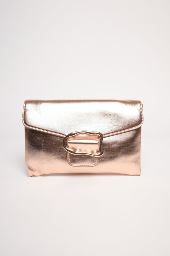 Pochette lucida con fibbia mossa