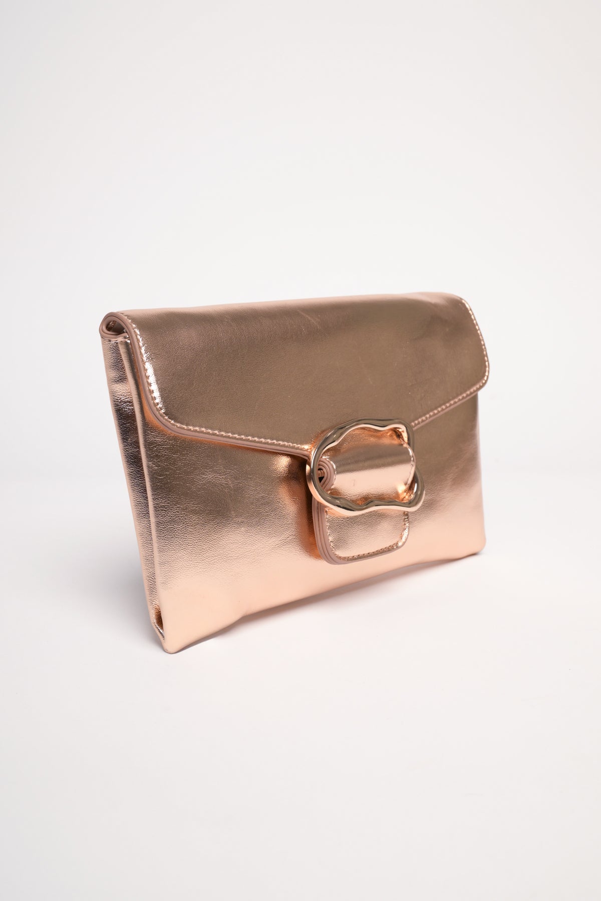 Pochette lucida con fibbia mossa