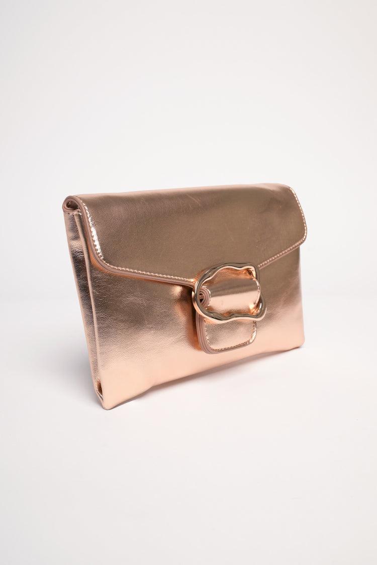Pochette piatta oro con fibbia irregolare