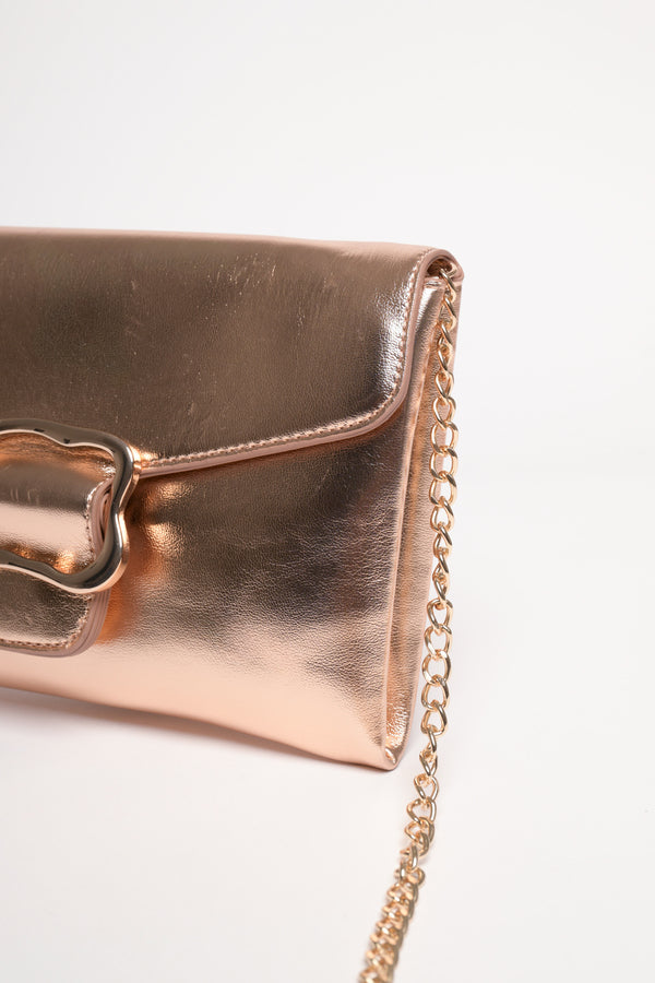 Pochette piatta oro con fibbia irregolare