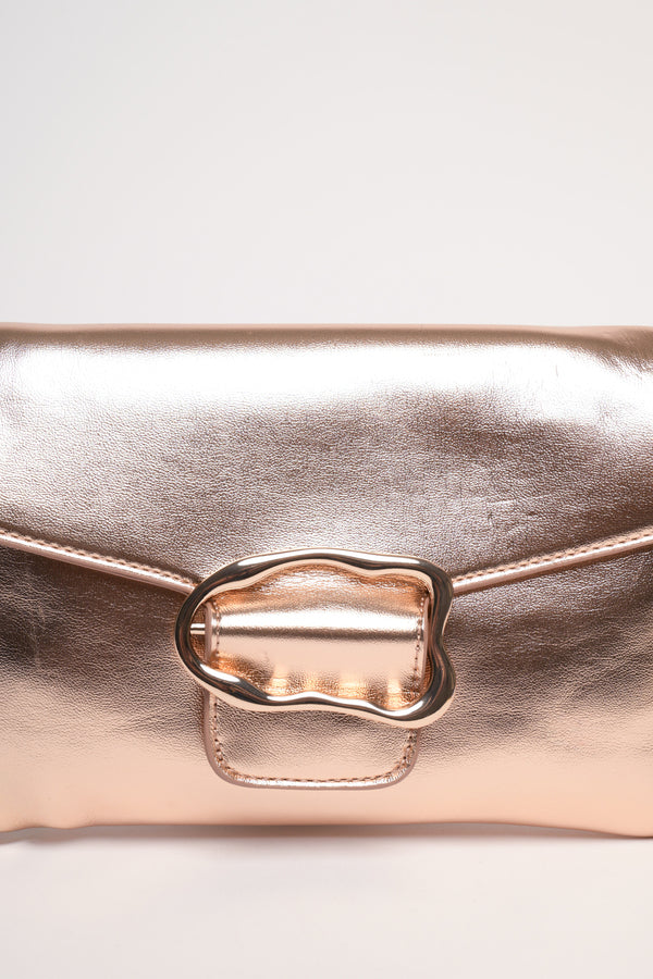 Pochette lucida con fibbia mossa