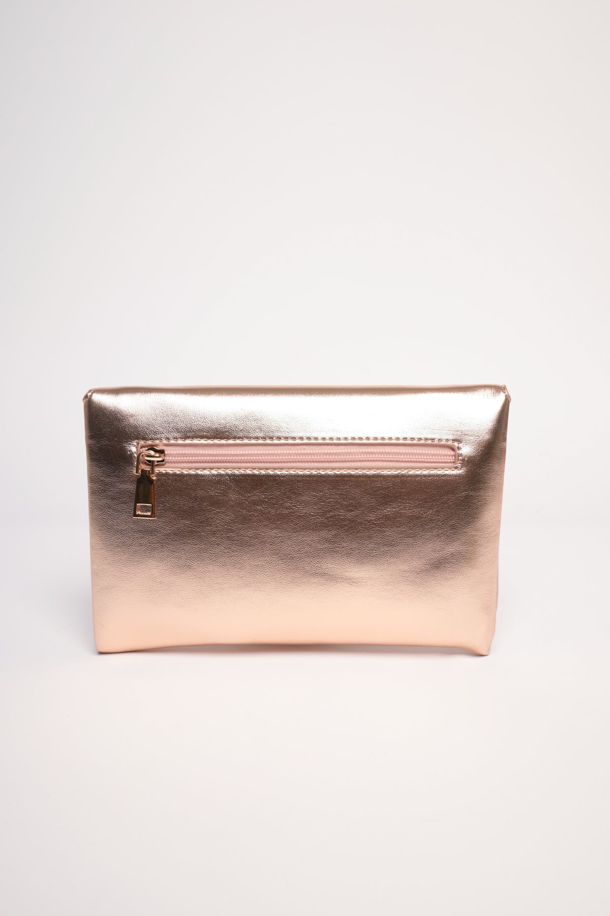 Pochette lucida con fibbia mossa