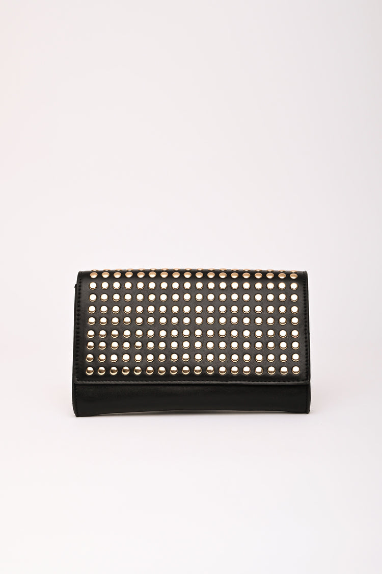 Pochette in similpelle nera con borchie piatte