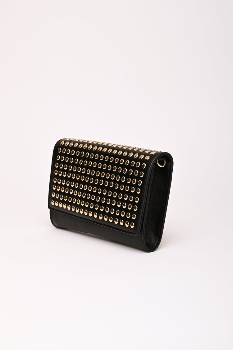 Pochette in similpelle nera con borchie piatte
