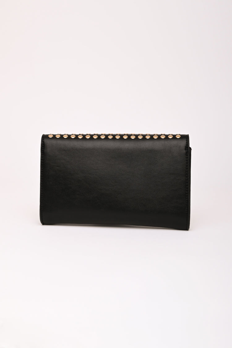 Pochette in similpelle nera con borchie piatte