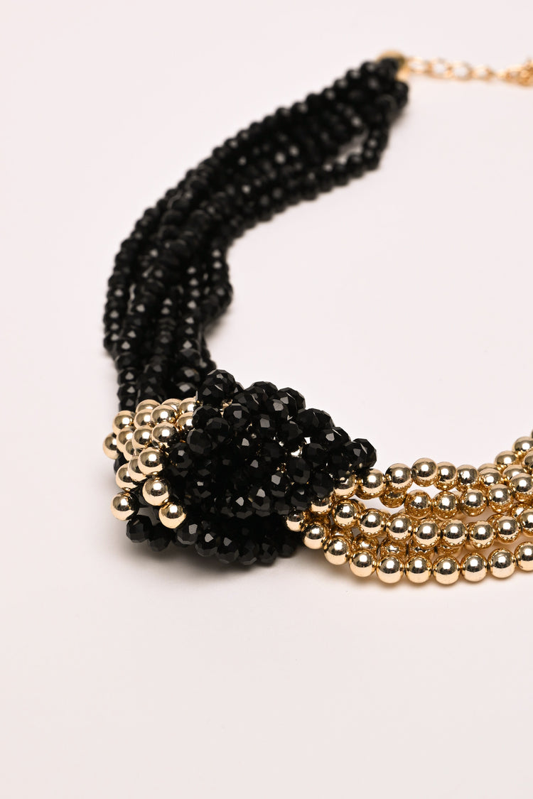 Collana a fili multipli con perline e nodo