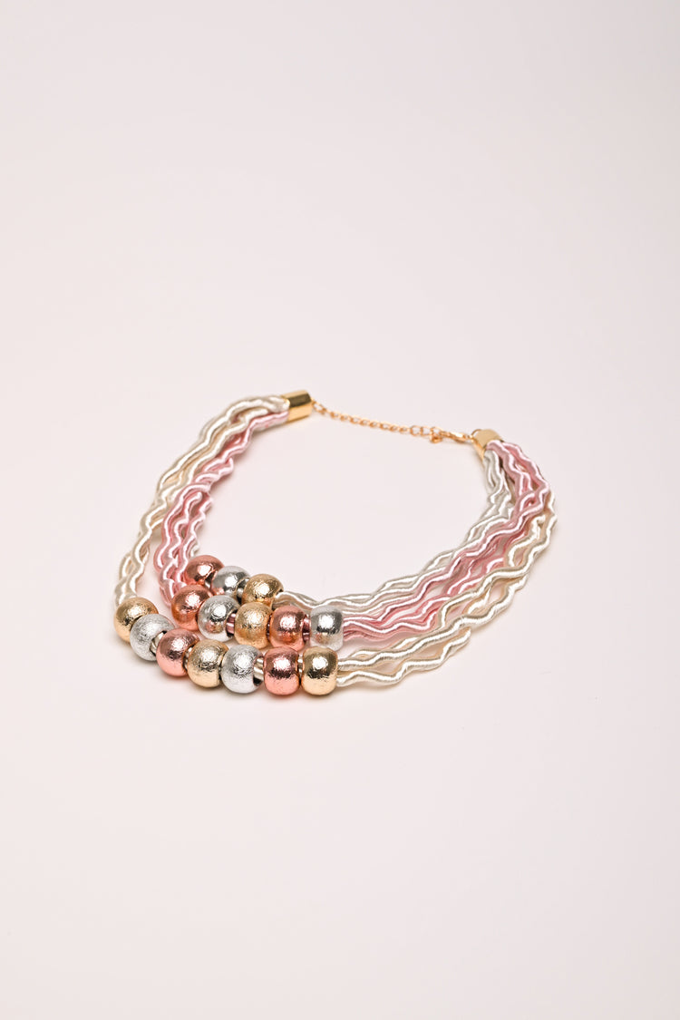 Collana con fili ondulati e perle multicolor