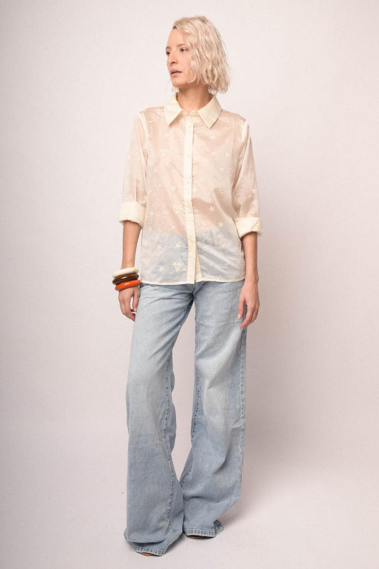 Camicia in mussola avorio con ricami floreali