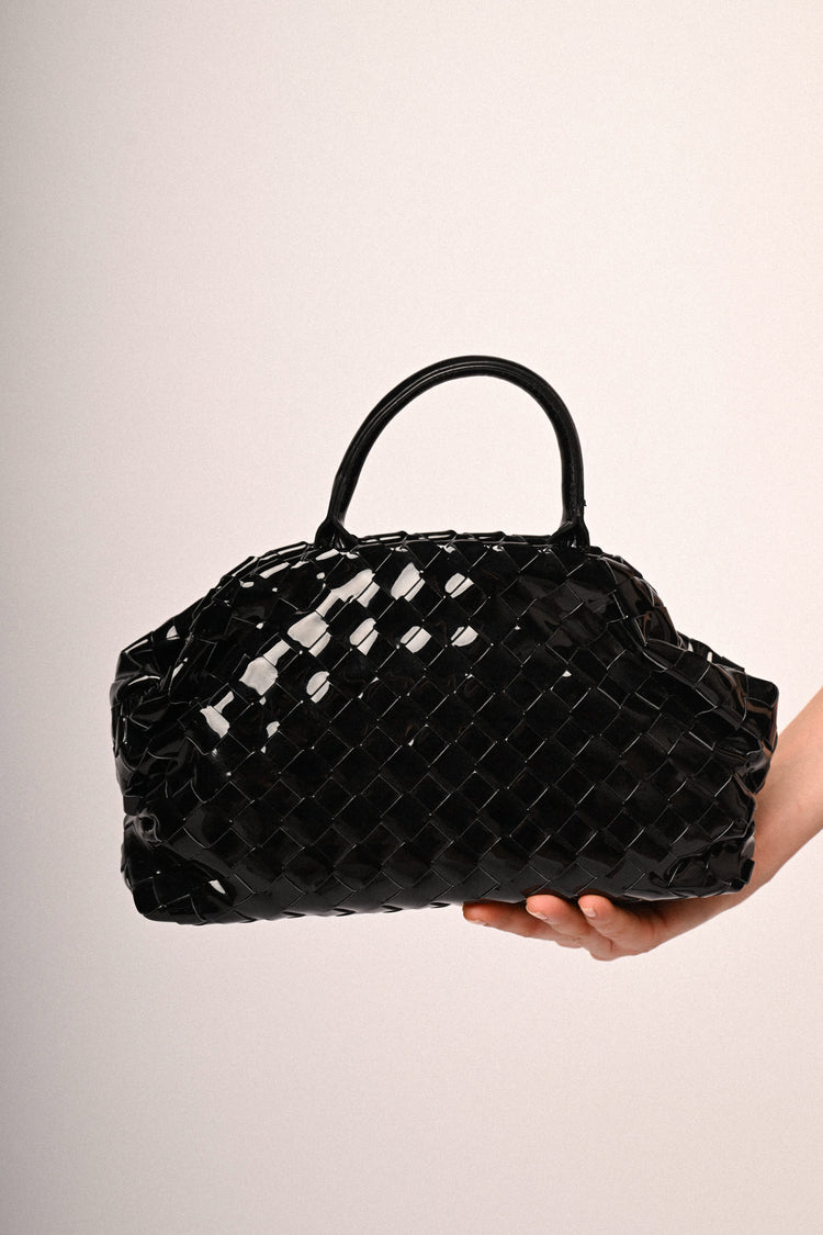 Borsa a mano in vernice intrecciata nera