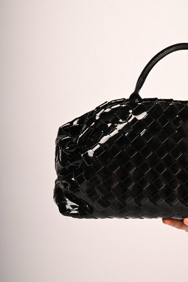 Borsa a mano in vernice intrecciata nera