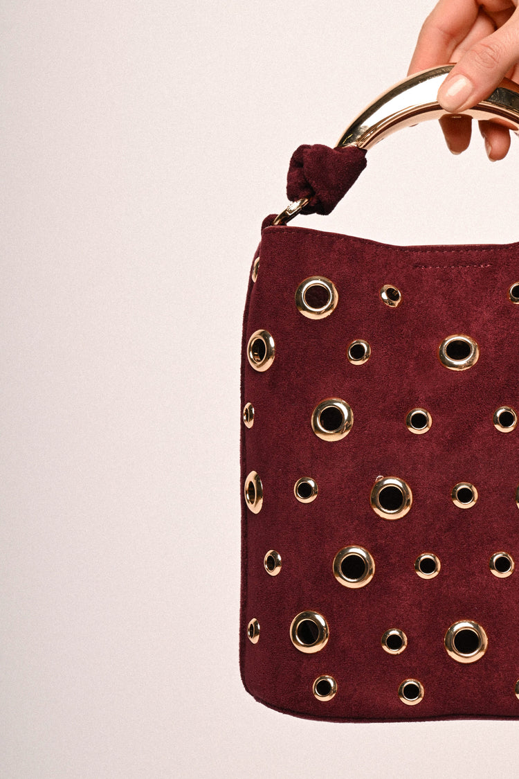 Borsa a secchiello con decorazione borchie