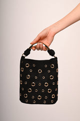 Borsa a secchiello con decorazione borchie