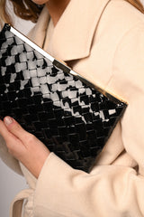 Pochette in vernice con motivo intrecciato