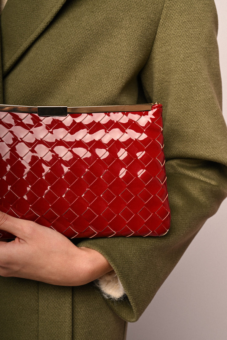 Pochette in vernice con motivo intrecciato