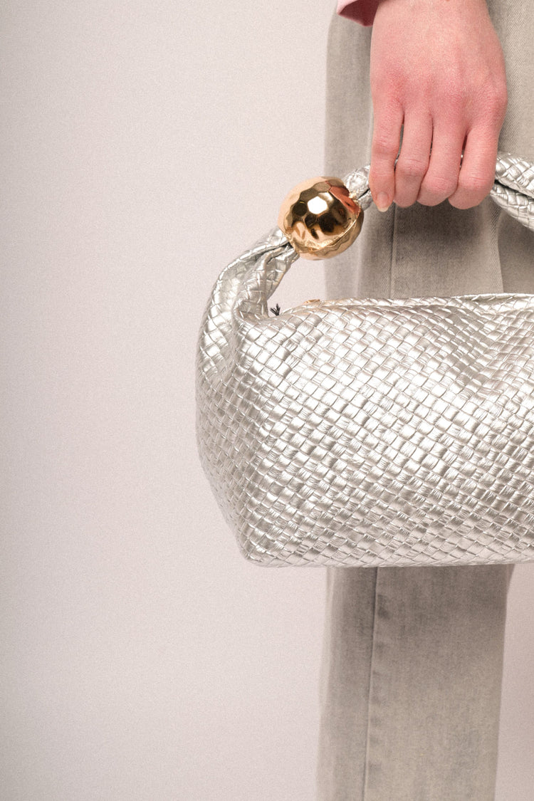 Borsa a mano con motivo intrecciato argento e decorazione oro