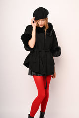 Mantella con cintura e profili in faux fur