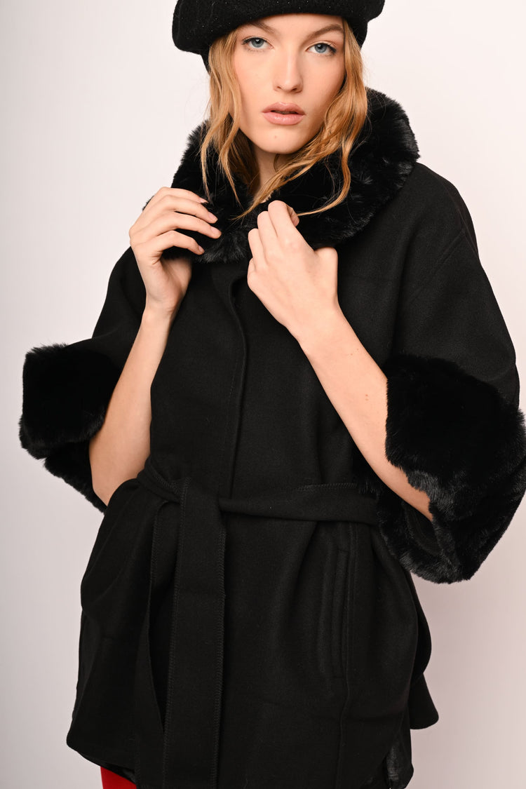 Mantella con cintura e profili in faux fur